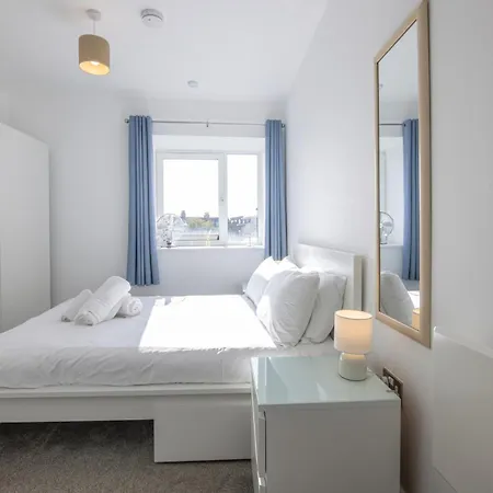 Apartment Entire 2 Bed - Free Parking - 45 - The Cosy Collection *